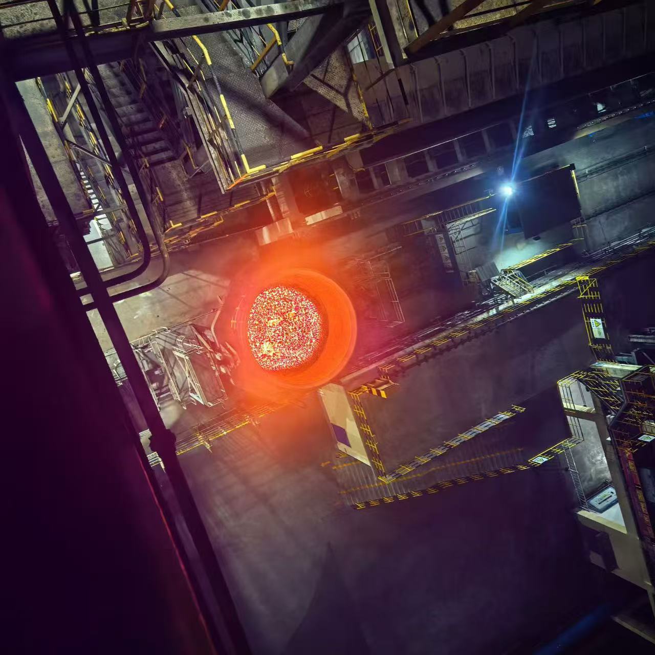 2025年11月5日2点38分潞安焦化年修历时十二天顺利结束装入第一罐红焦！